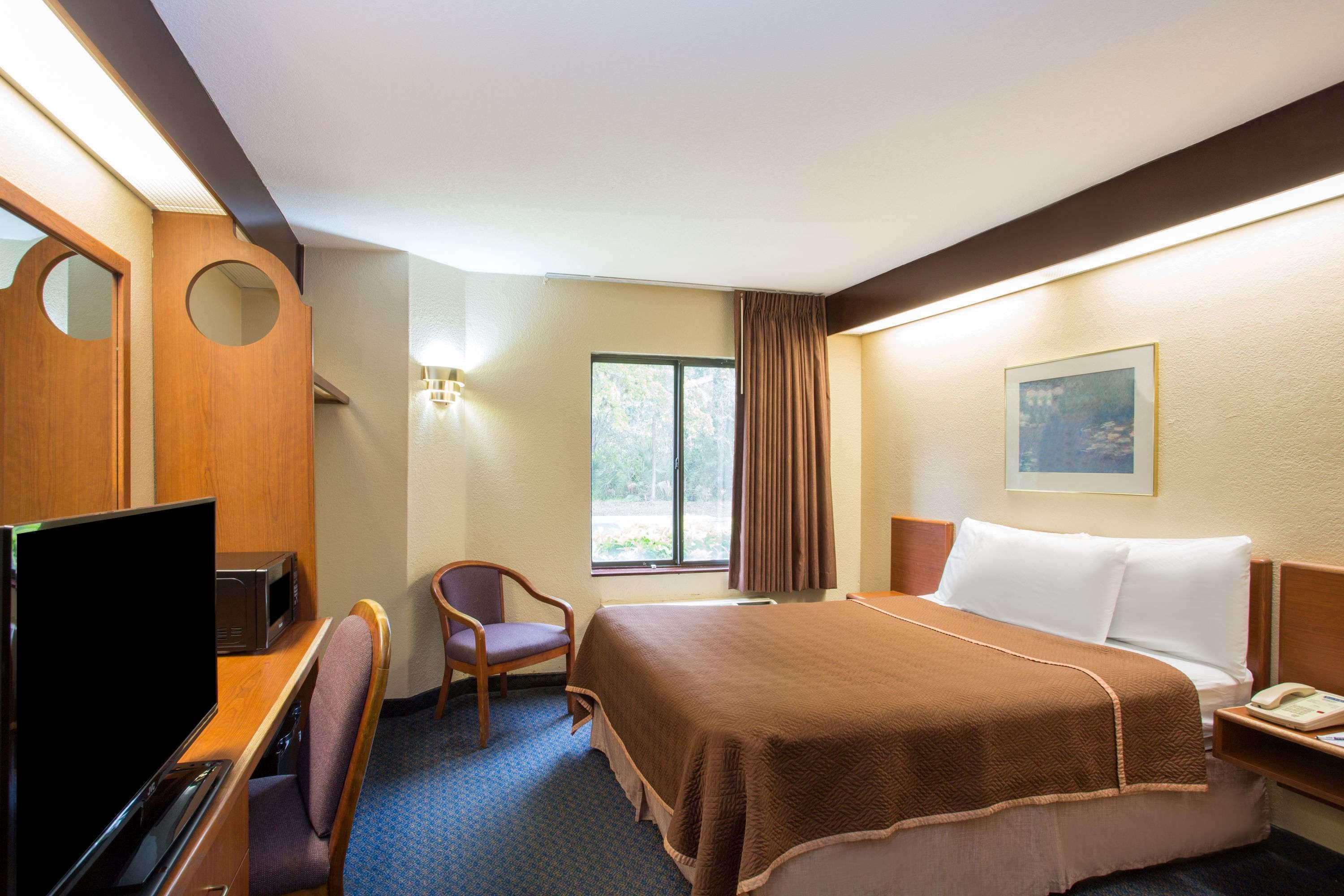 Travelodge By Wyndham Fort Myers Airport 9/23