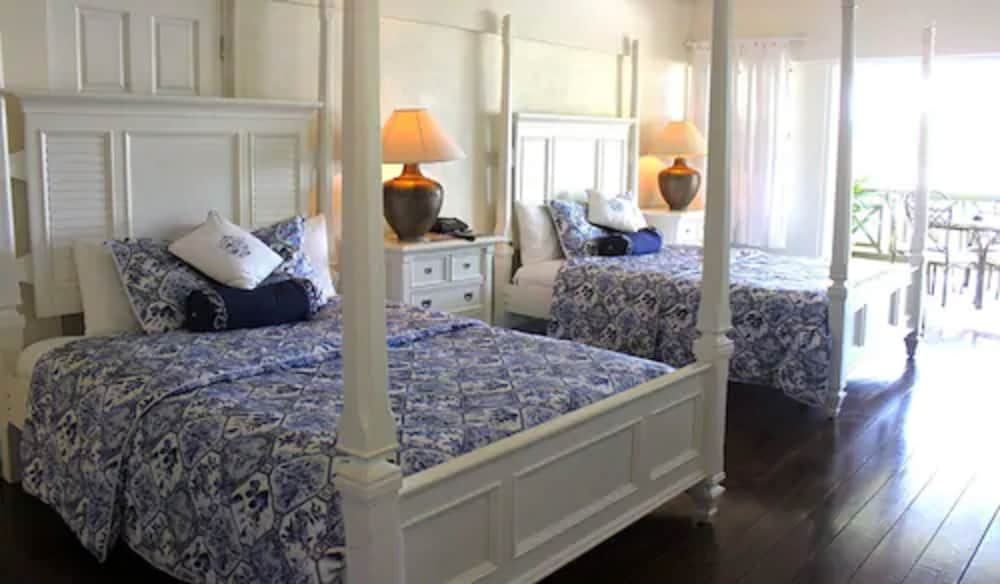 Beachcombers Hotel 38/77