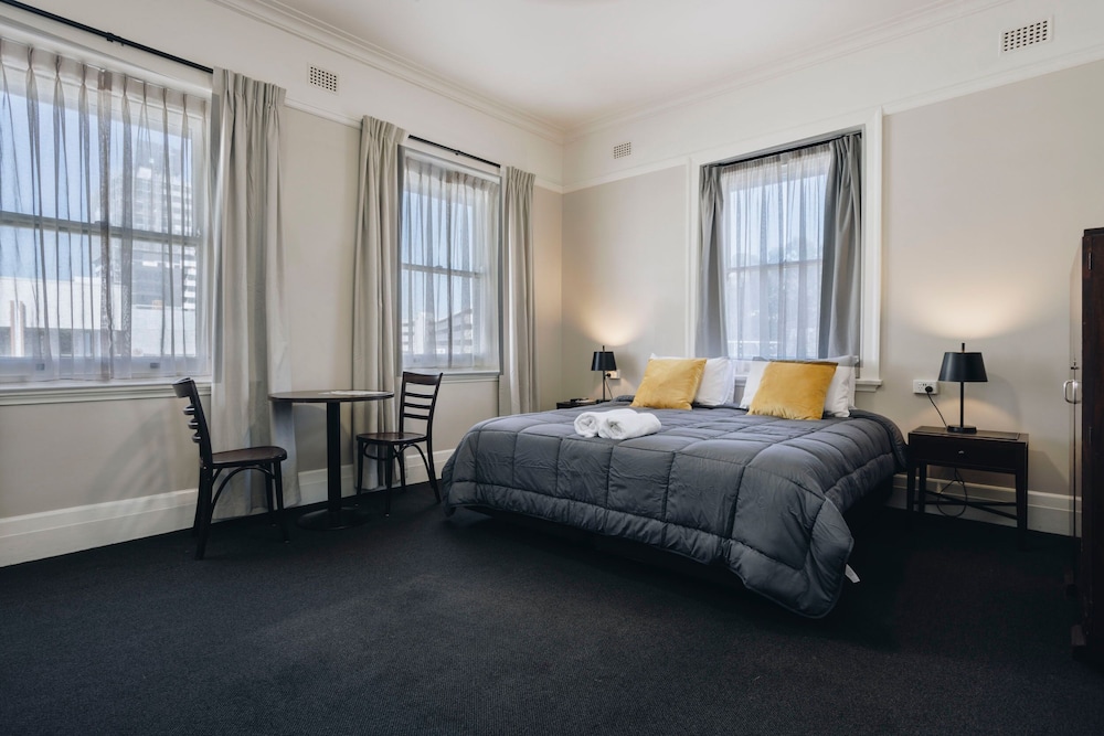 HOTEL GOSFORD 27/64