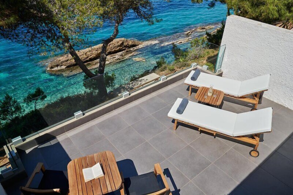 White Rocks Hotel & Bungalows 47/77
