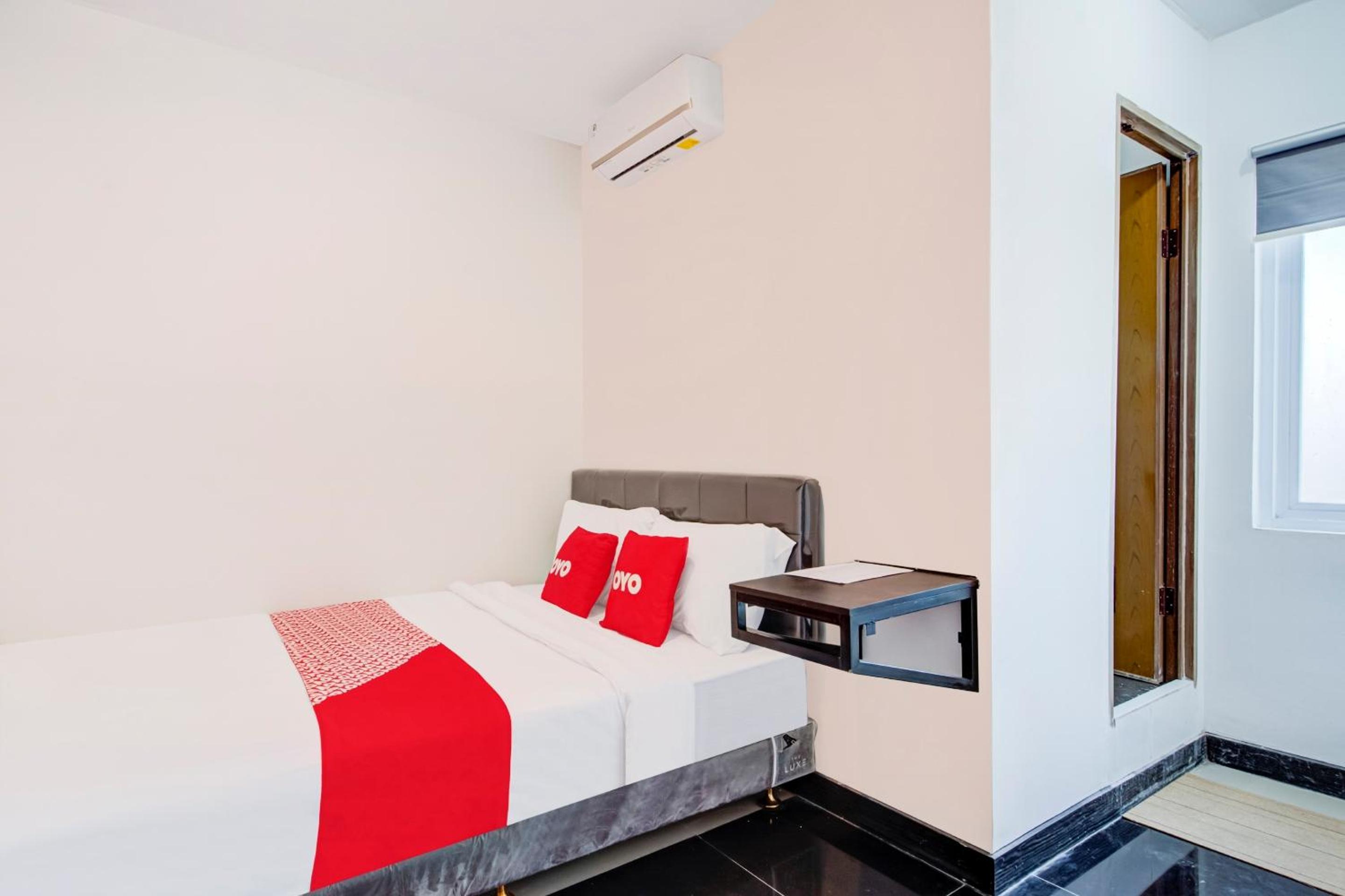 OYO 3198 Sukomanunggal Inn 13/49