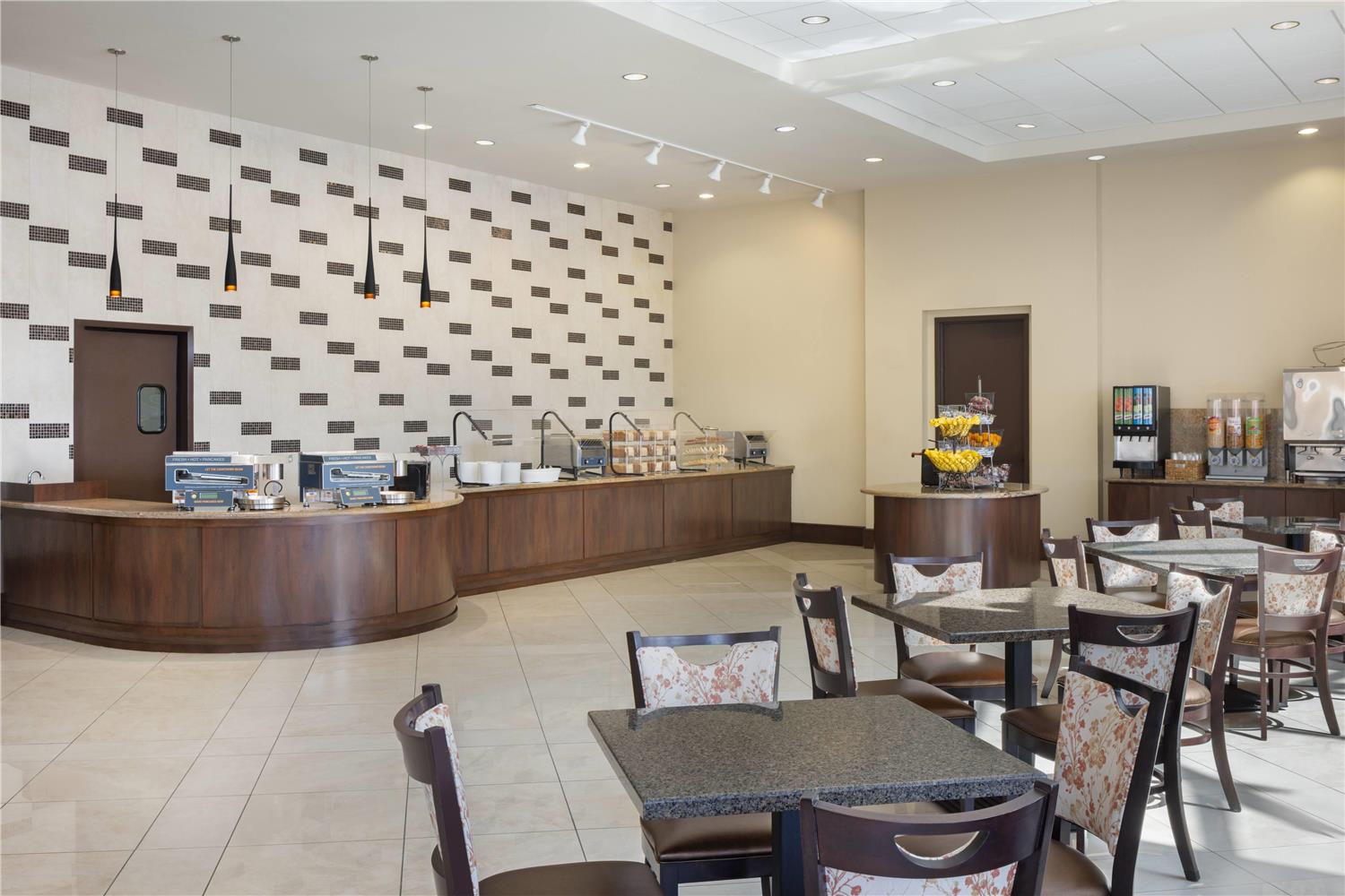 Ramada Plaza by Wyndham Orlando Resort & Suites Intl Drive 16/22