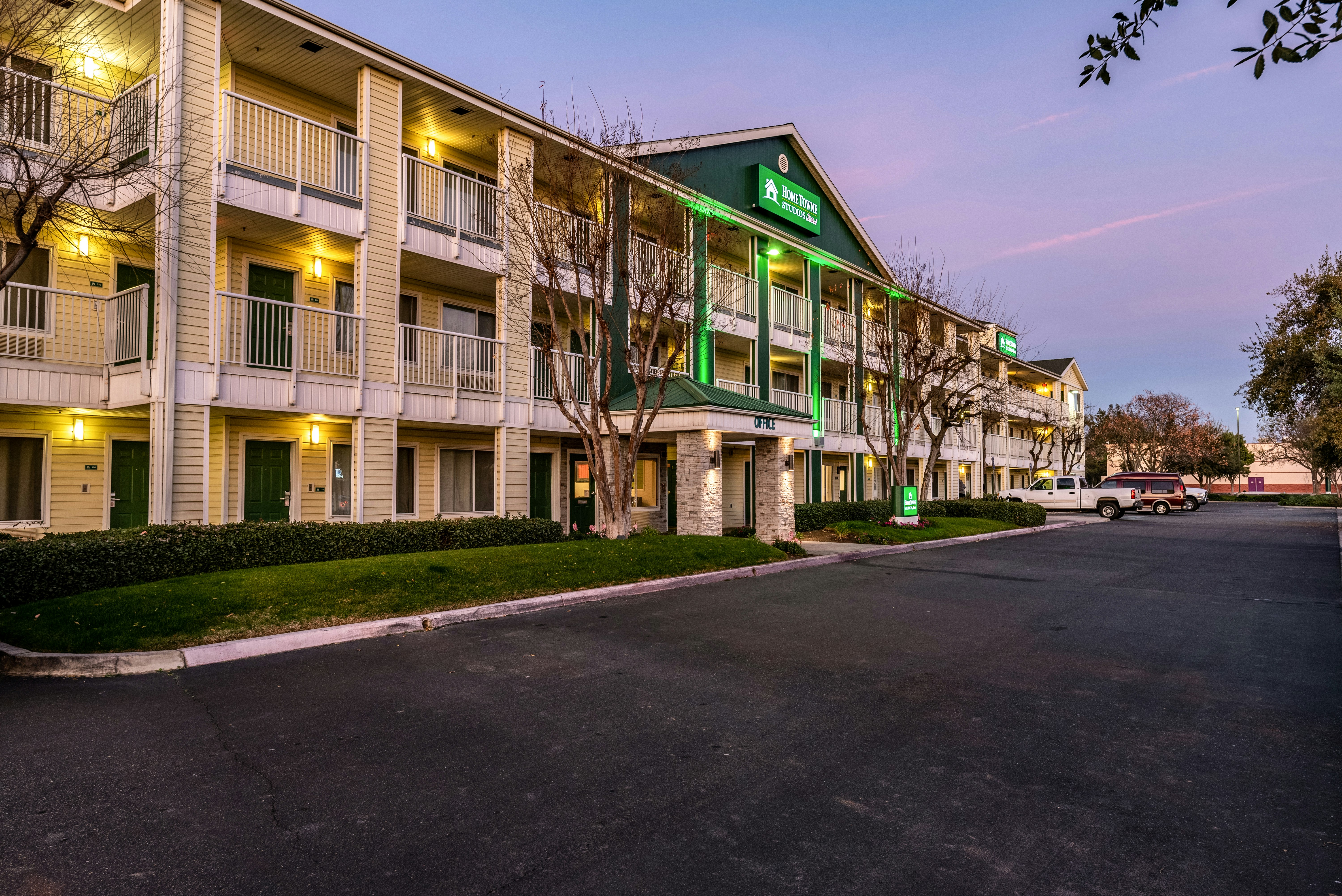 HomeTowne Studios by Red Roof Fresno - West in FRESNO - CA
