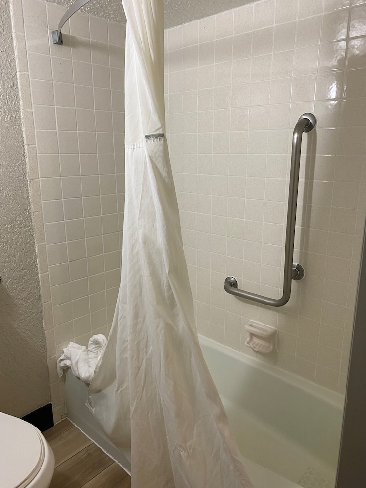 Days Inn by Wyndham Fort Pierce Midtown 28/55