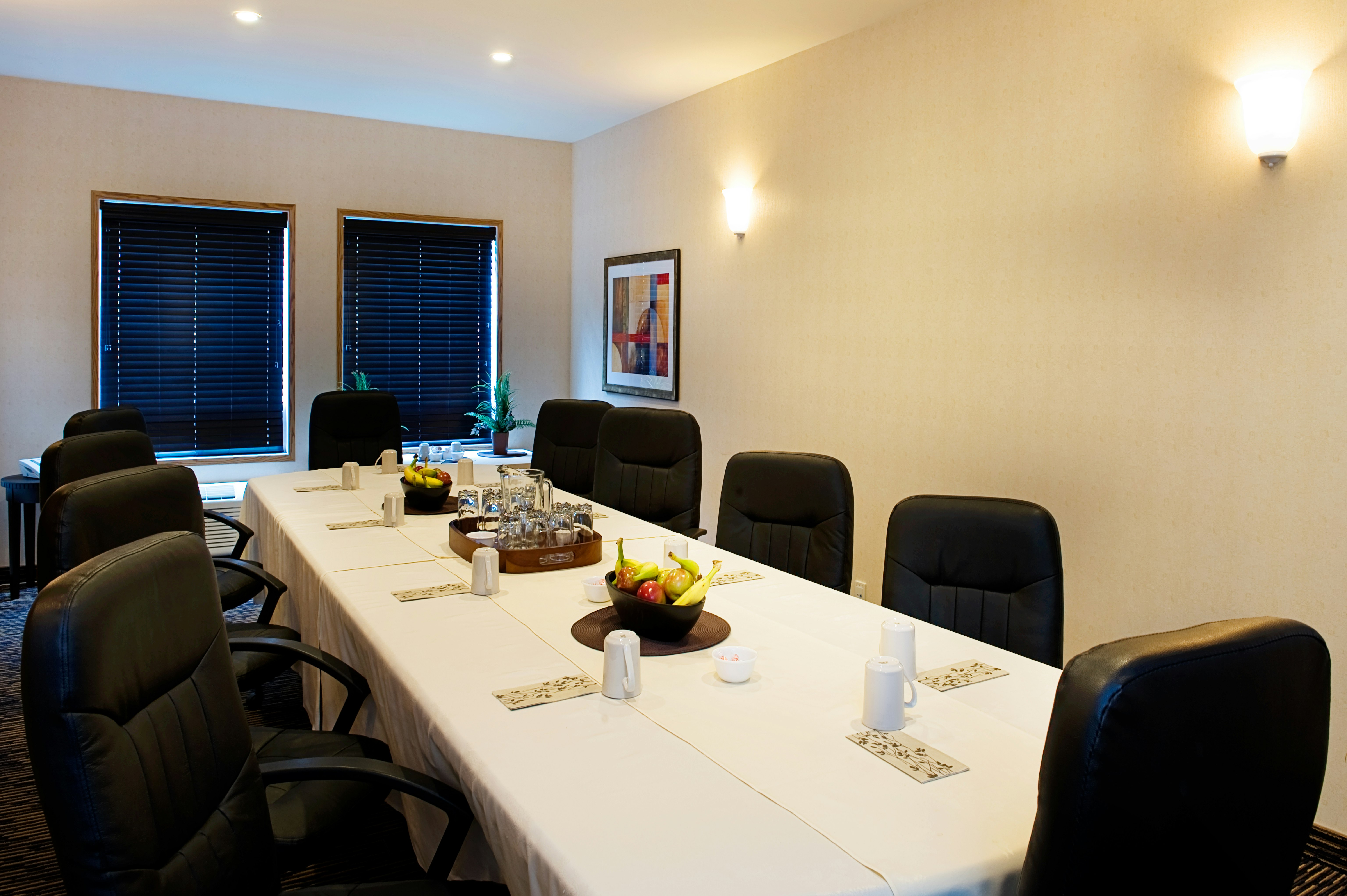 Holiday Inn Express Suites South 64/73