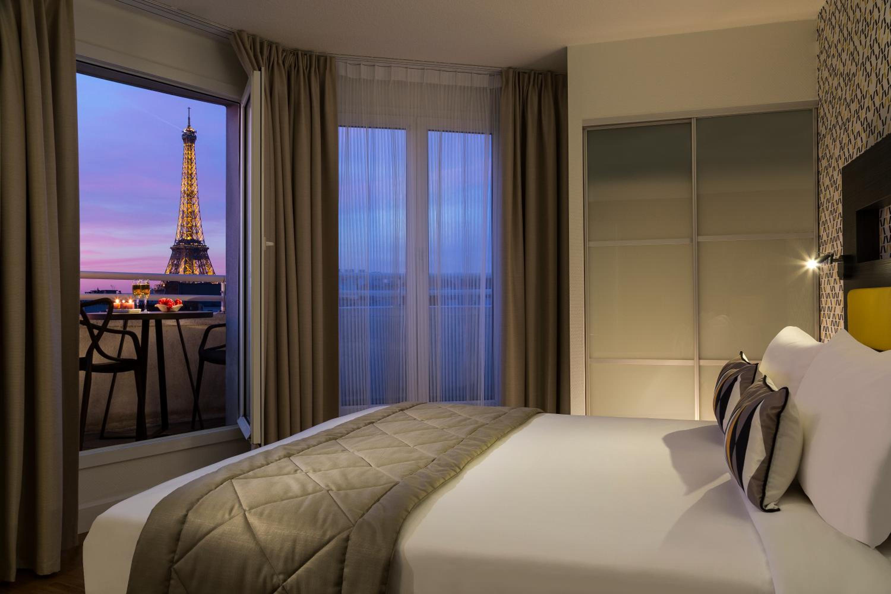 Studio, Queen Bed, Eiffel View, Balcony