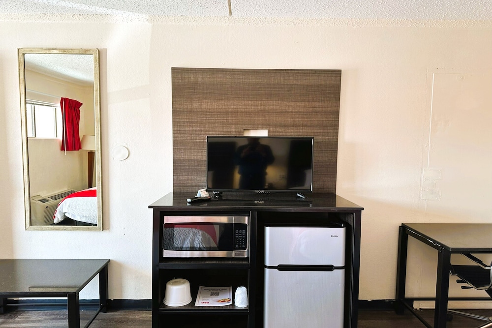 Oyo Hotel San Antonio Lackland AFB/Seaworld Hwy 90 W 41/52