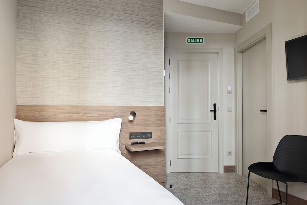 HOTEL AVENIDA(aka Husa Avenida) 27/52
