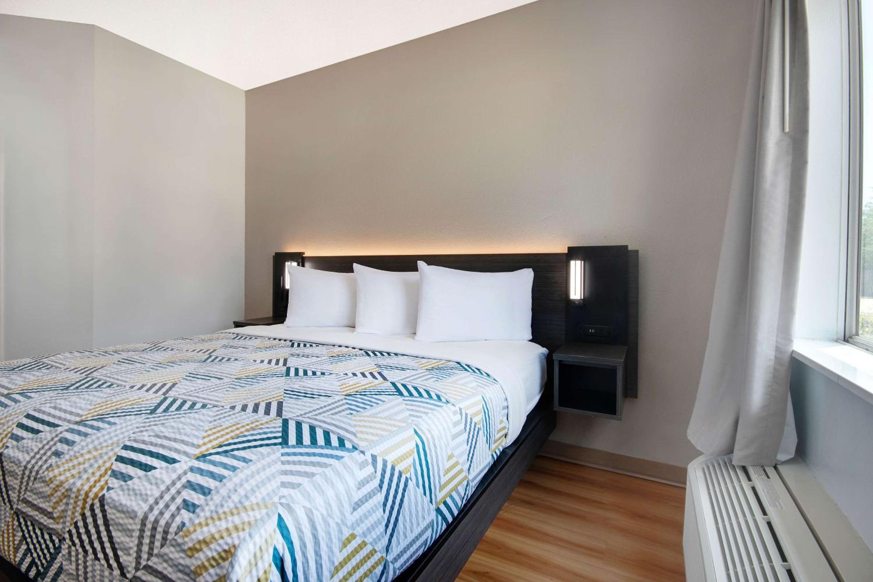 ROOM, KING BED