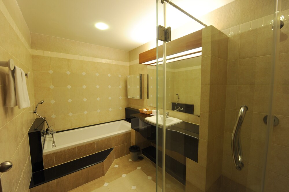 The Whitehouse Condotel 36/40