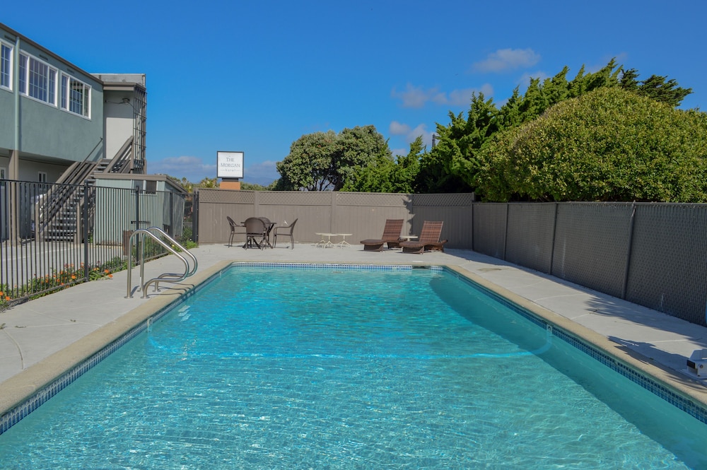 Sea Breeze Inn 58/64