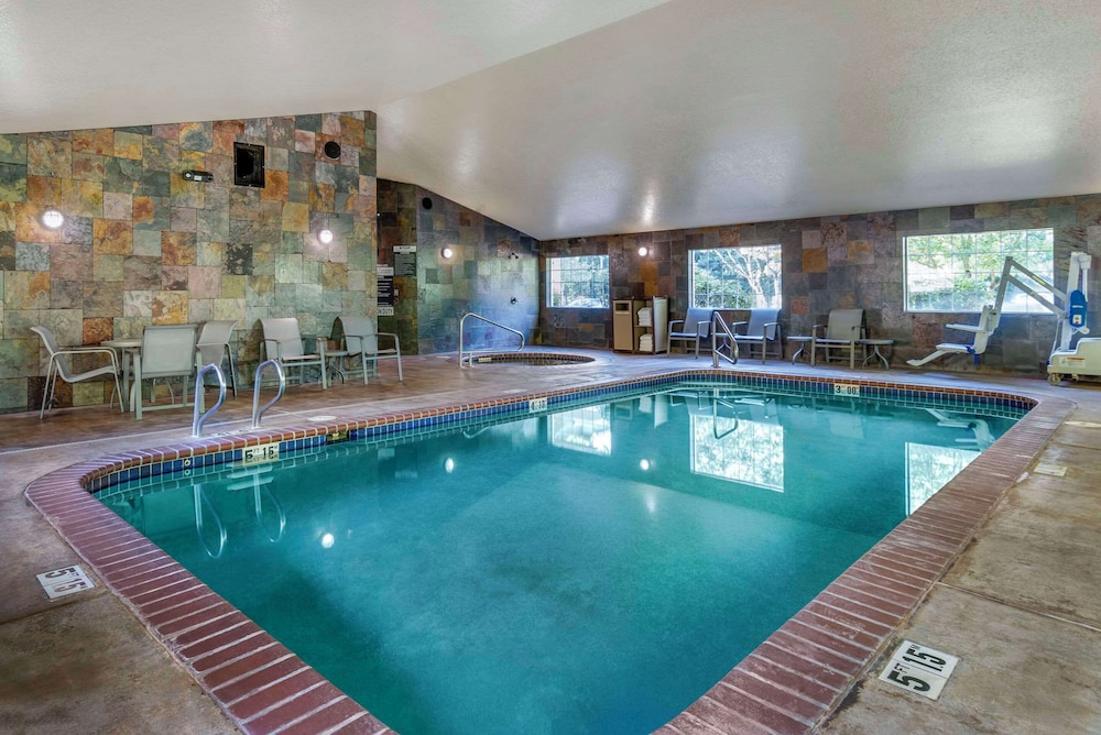 Comfort Inn & Suites Tualatin - Lake Oswego South 39/60