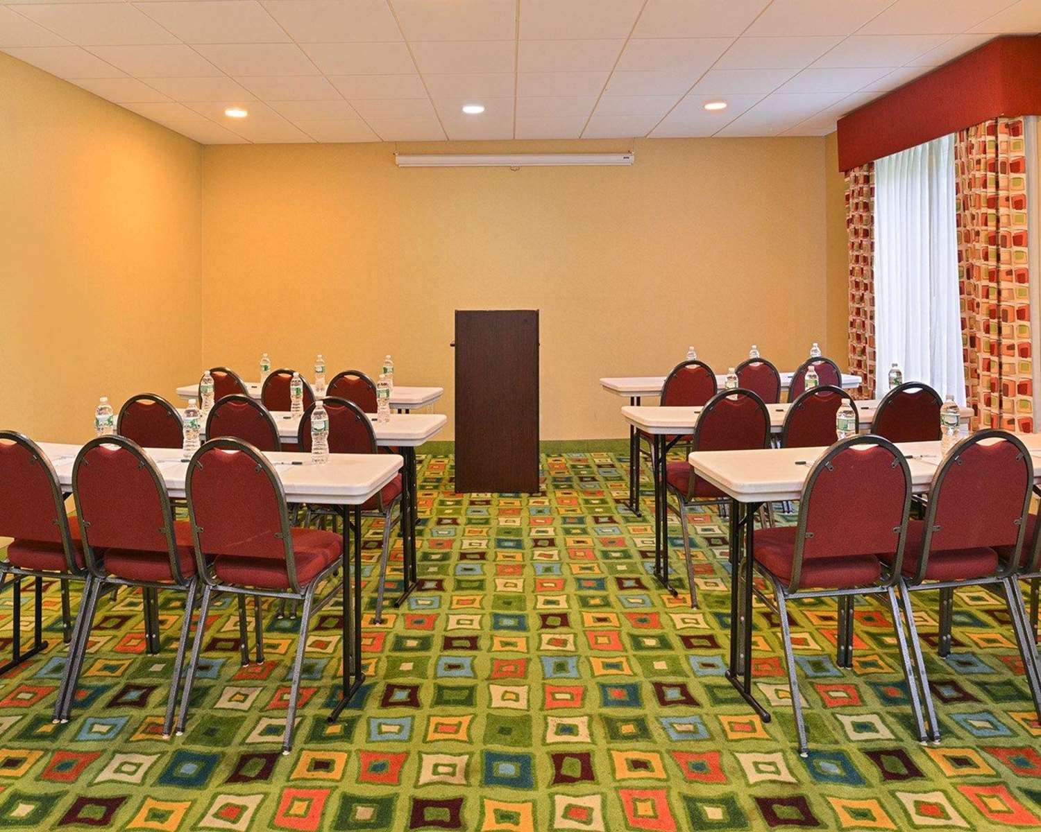 Quality Suites Stratford CT 32/37