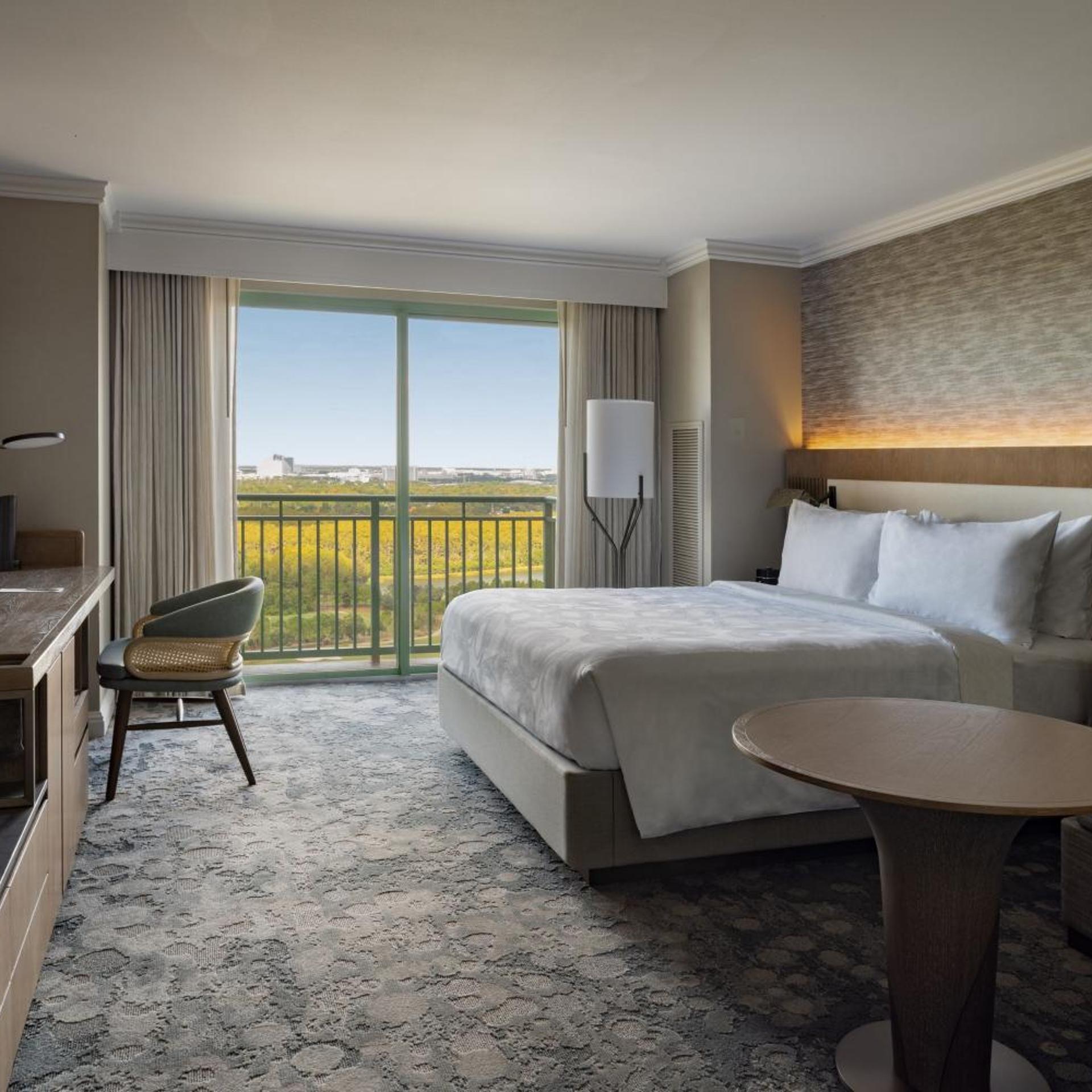 Guest Room, King Bed, Lake Front
