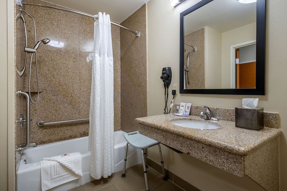 Comfort Inn & Suites Glenpool 12/32