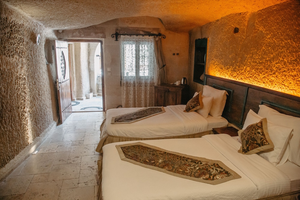 CAVE, TWIN BEDS