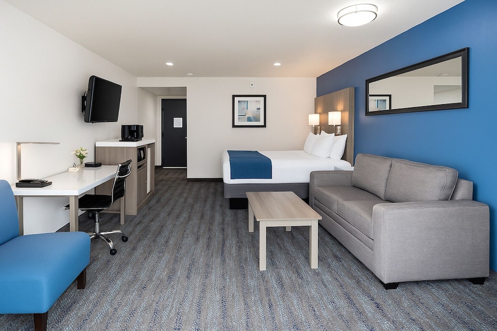 Oyster Bay Inn & Suites 46/70