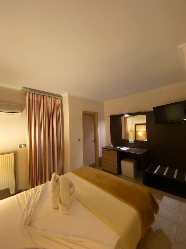 ROOM, TRIPLE, GARDEN VIEW