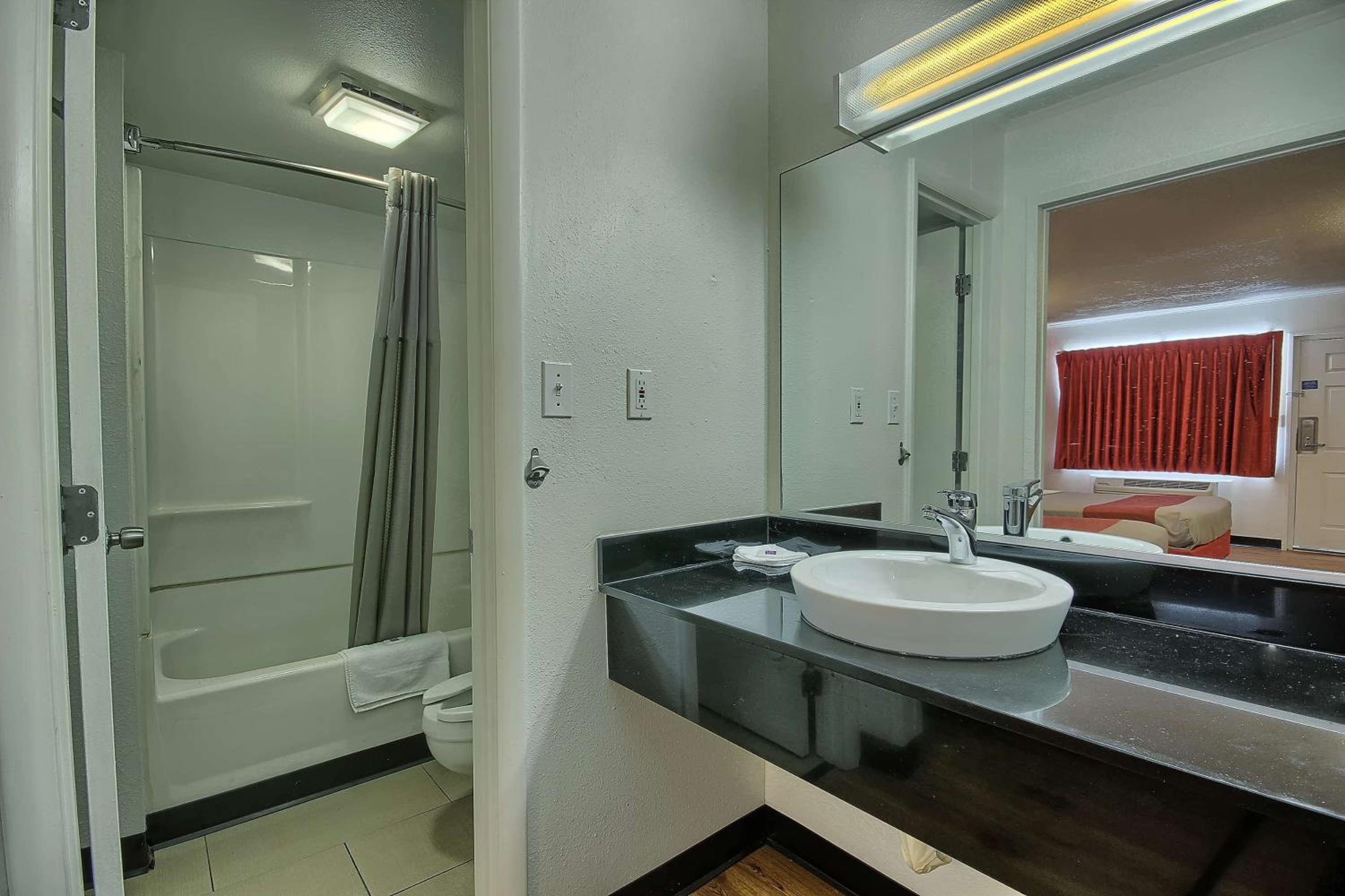 Room, 2 Queen Beds, Smoking, Motel6 Lima, OH 10/10