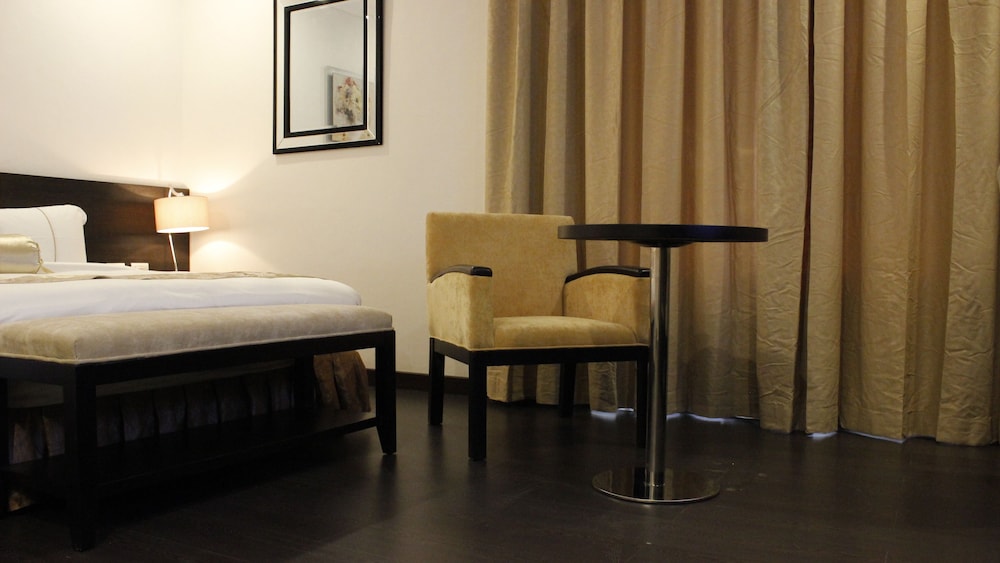 DELUXE, DOUBLE BED