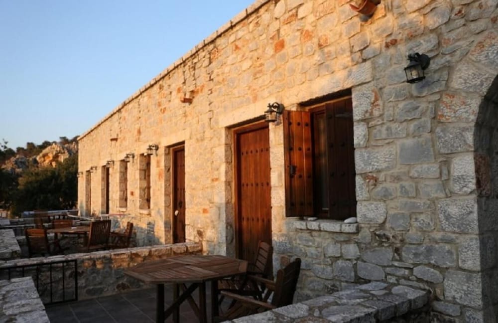 Lalloudes Seaside Accommodation 23/50