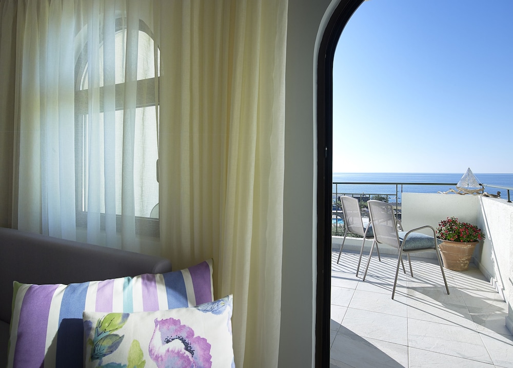 CHC Coriva Beach Hotel and Bungalows 33/75