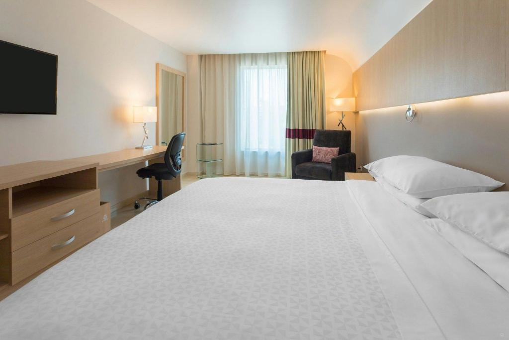 Smart, Guest Room, King Bed, City View