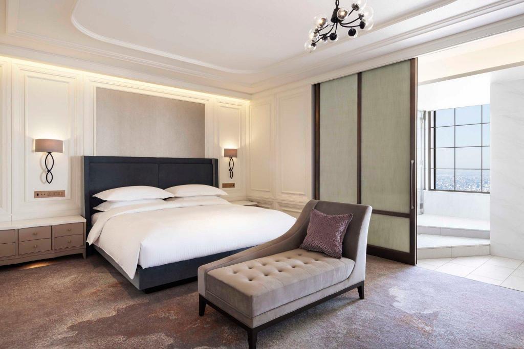 1 Bedroom, Signature, Suite, King Bed, Skyline View, Club Lounge Access