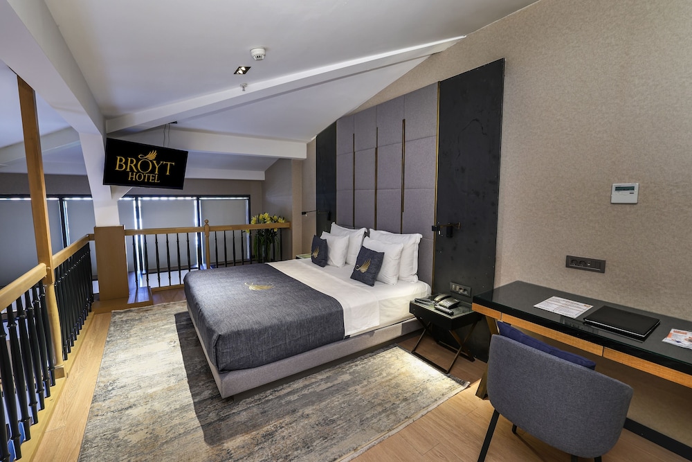 SUPERIOR, PENTHOUSE