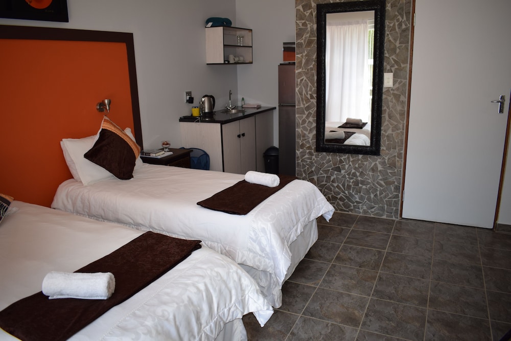 Oppi Hoek Guesthouse 6/26