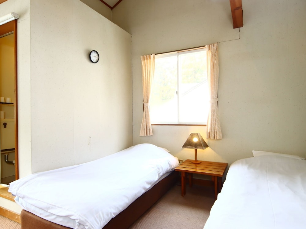 ROOM, TRIPLE, PRIVATE BATHROOM