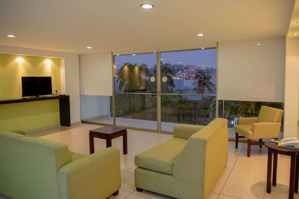 Ramada by Wyndham Acapulco Hotel and Suites 37/61