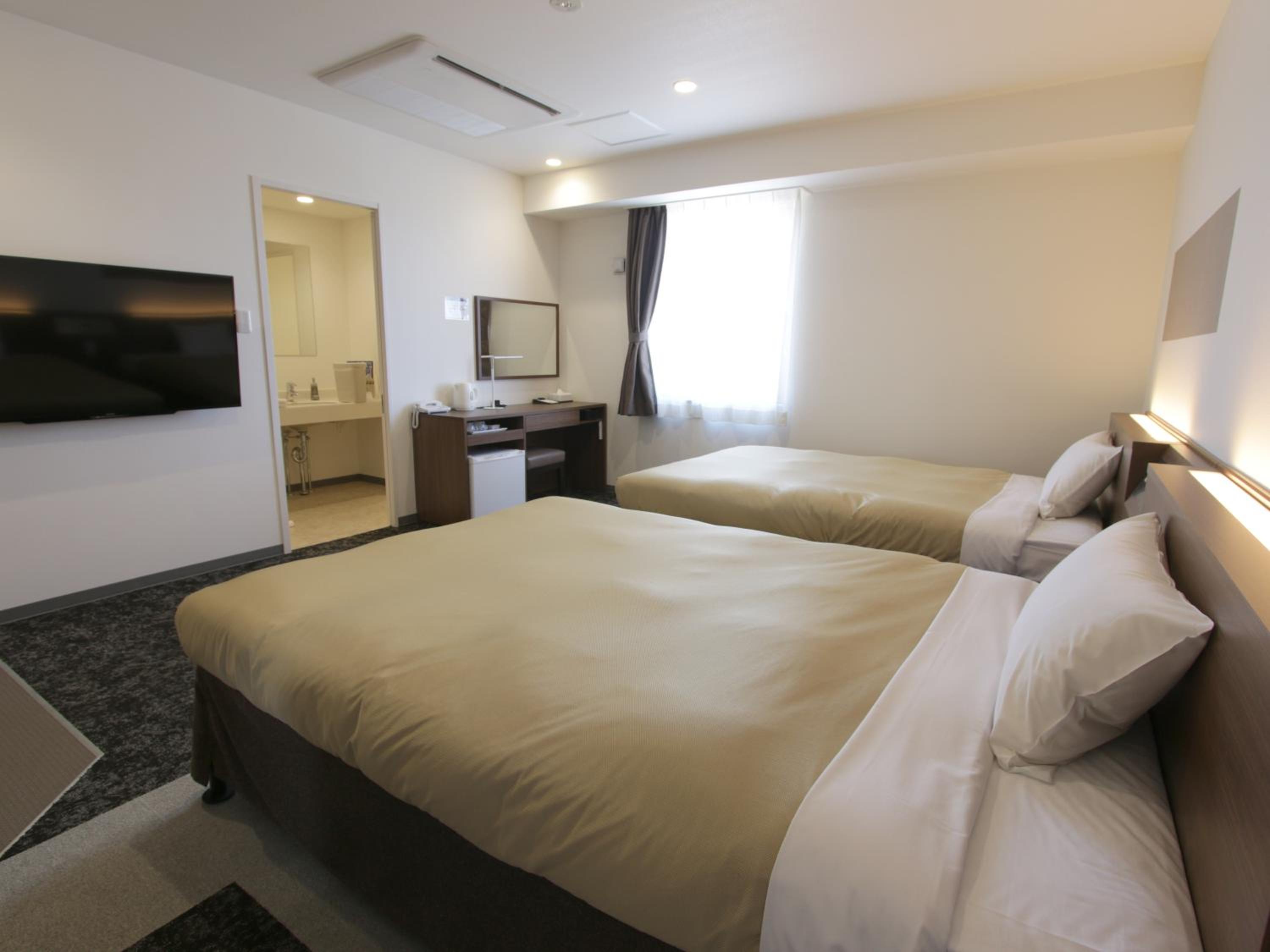 Room, Twin Beds, Smoking