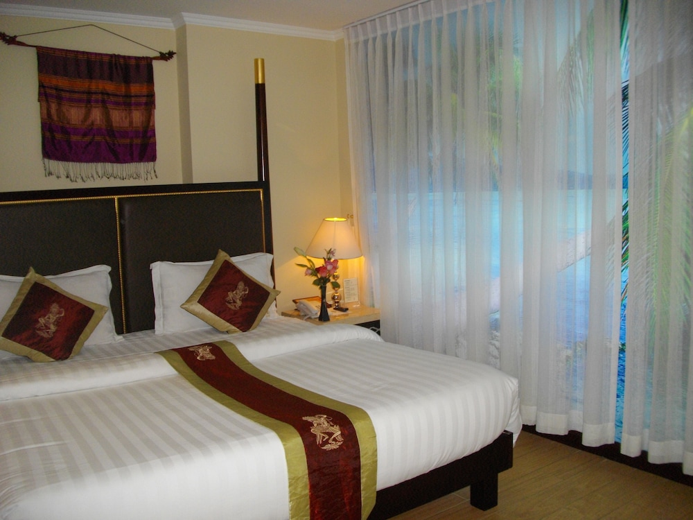DELUXE, DOUBLE BED