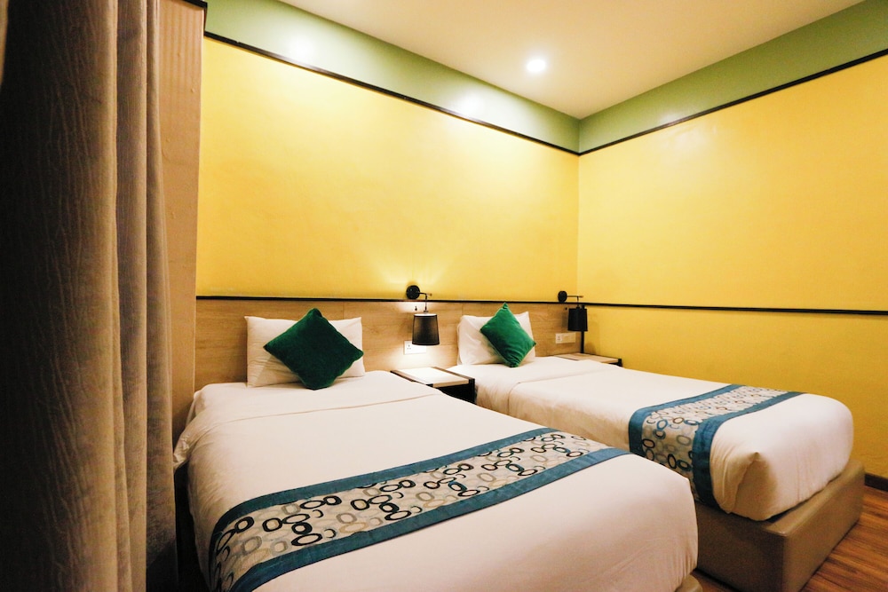 Swing & Pillows at Golden Roof Hotel Seri Iskandar, Ipoh 12/30