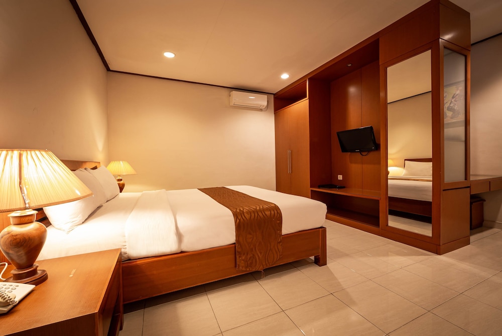 YULIA BEACH INN 12/67