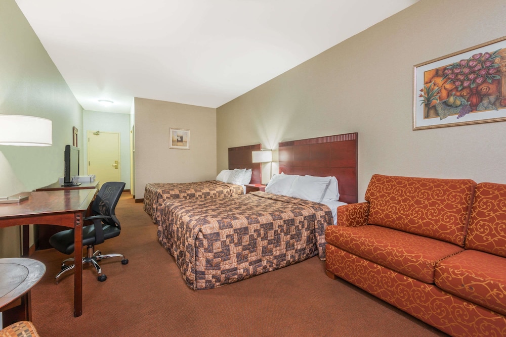 Howard Johnson by Wyndham Toronto Downtown West 5/18