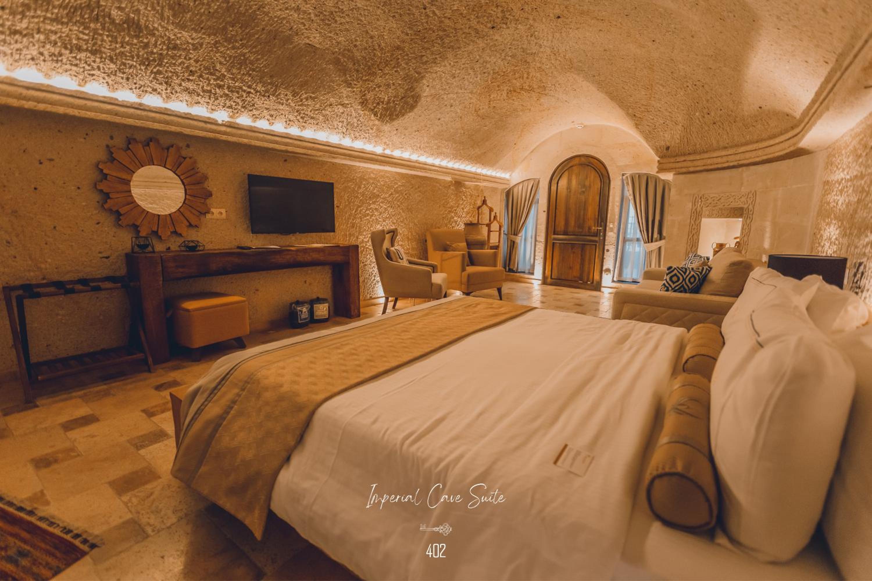 Cave, Royal, Suite, Hot Tub