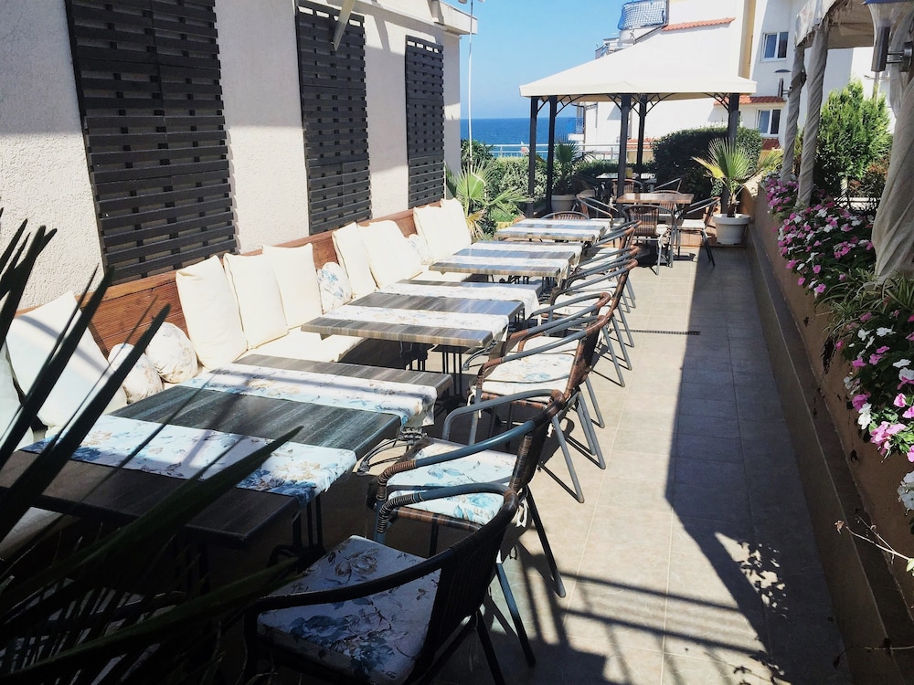Selena Beach Hotel 38/68