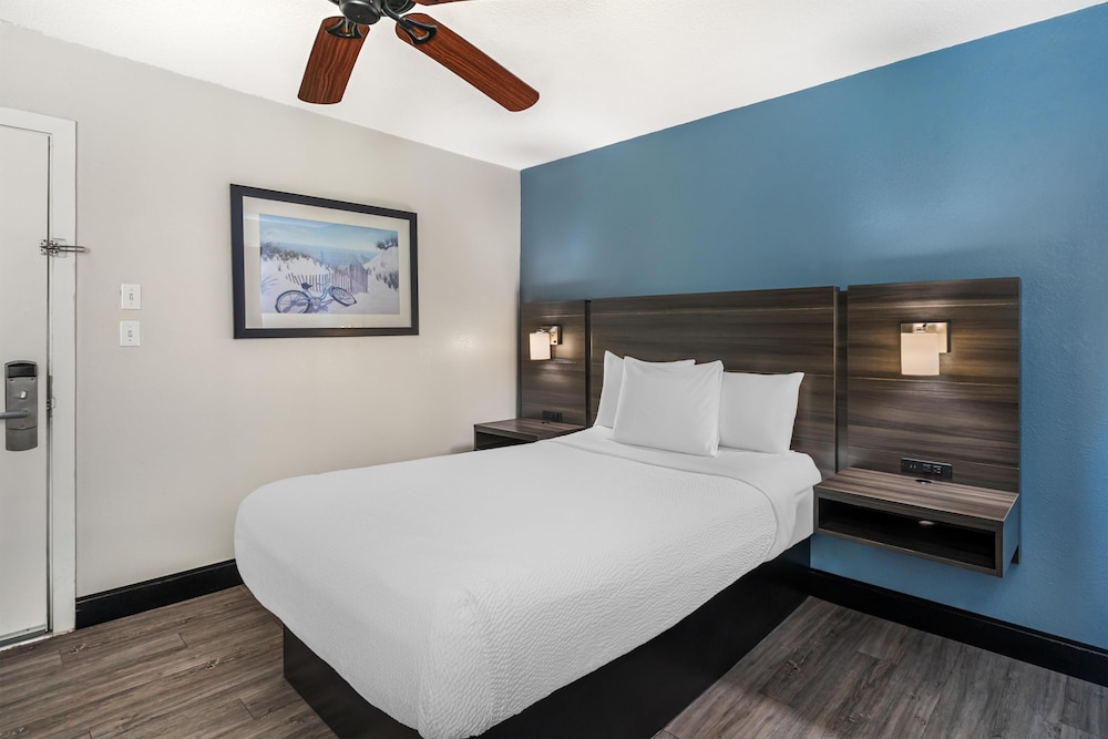 غرفة قياسية صغيرة بسرير مزدوج، SureStay Hotel by Best Western Virginia Beach Royal Clipper 2/10