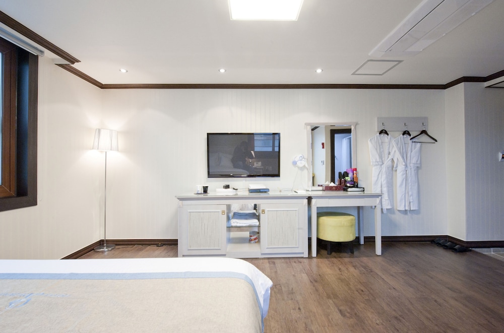 Tongyeong Anchovy Tourist Hotel 19/36