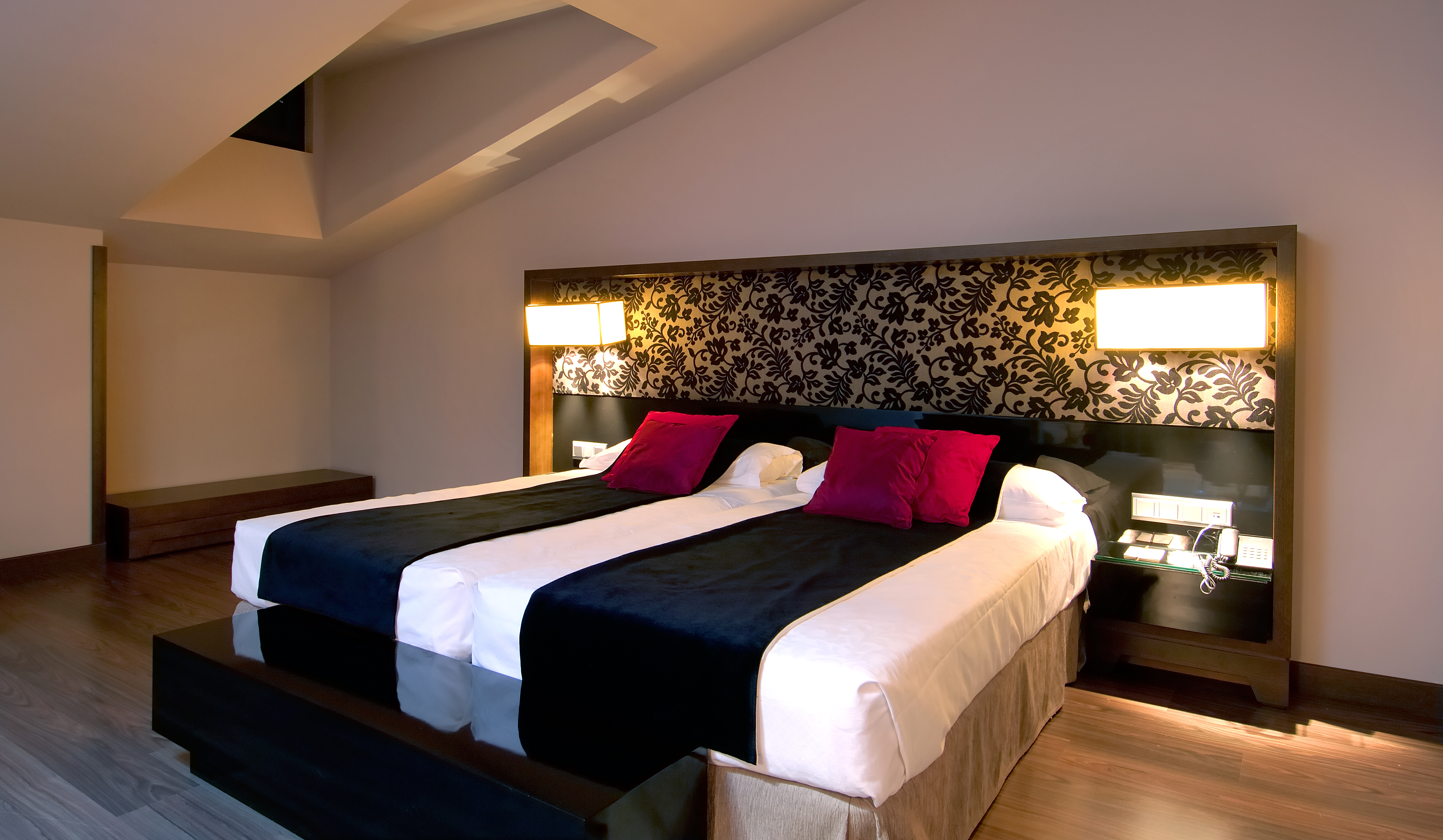 ROOM, DOUBLE BED