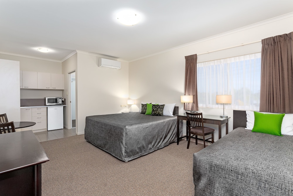 REDCLIFFE MOTOR INN 18/22
