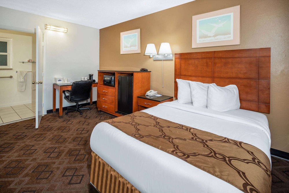 Travelodge By Wyndham Burbank-Glendale 14/28