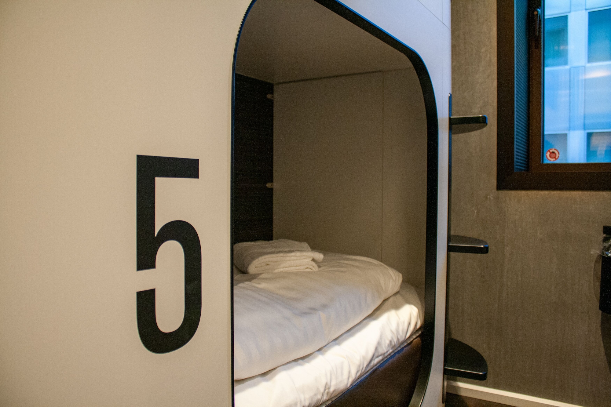 ROOM, TRIPLE, MULTIPLE BEDS