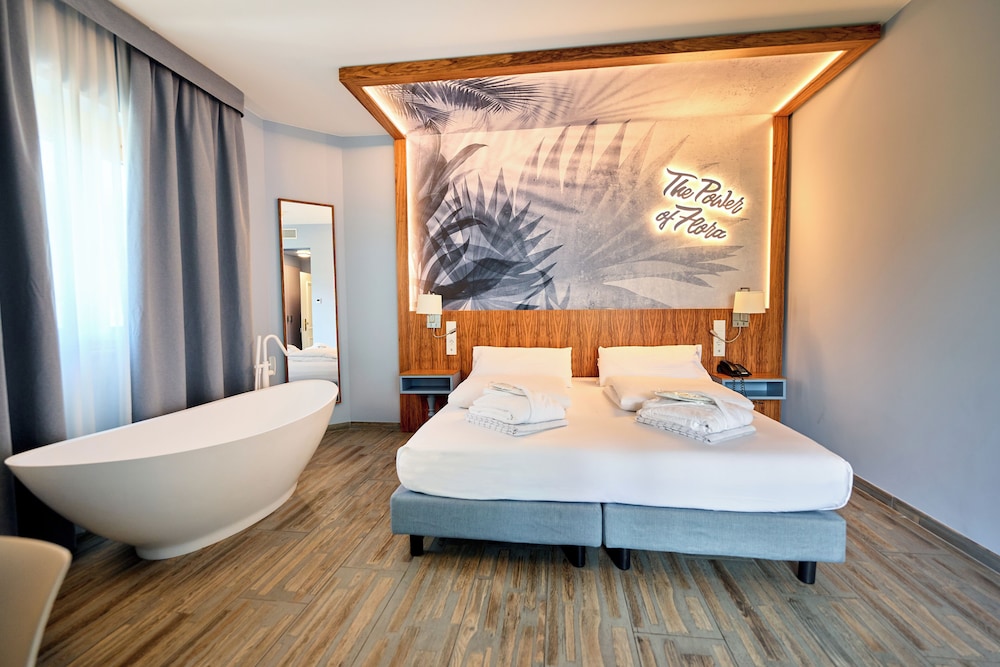 Superior, King Bed, Bath and Shower، Parc Hotel Flora 3/10