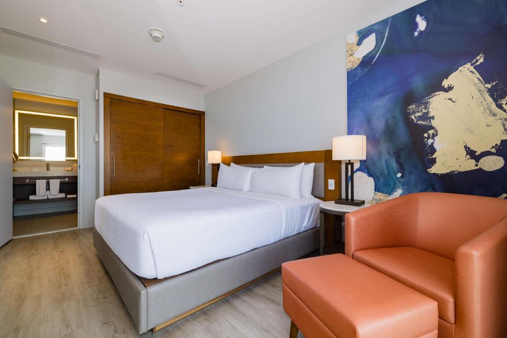 Master, Suite, King Bed, Ocean Front، Embassy Suites by Hilton Aruba Resort 4/6