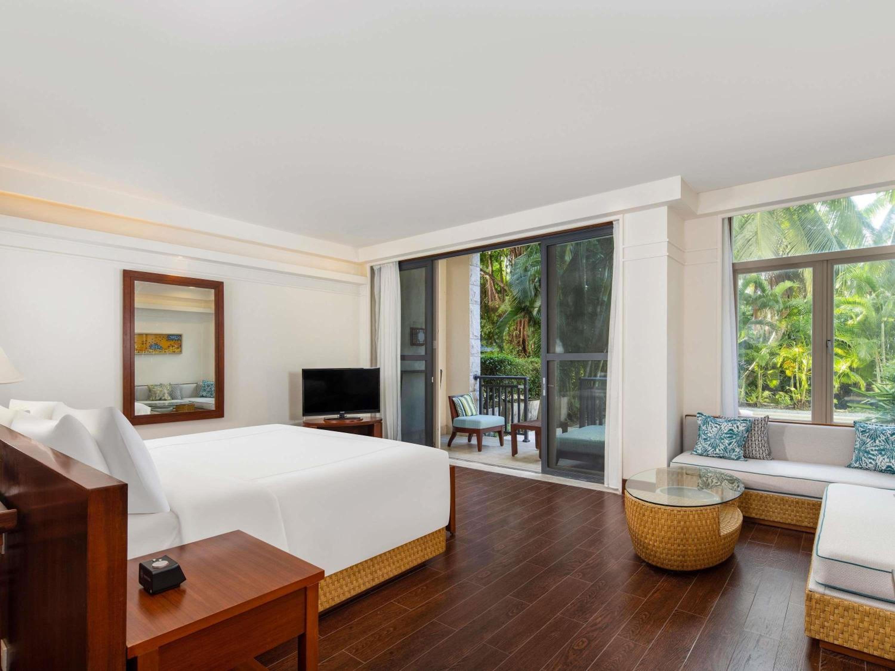SIGNATURE, SWISS, KING BED, WITH POOL