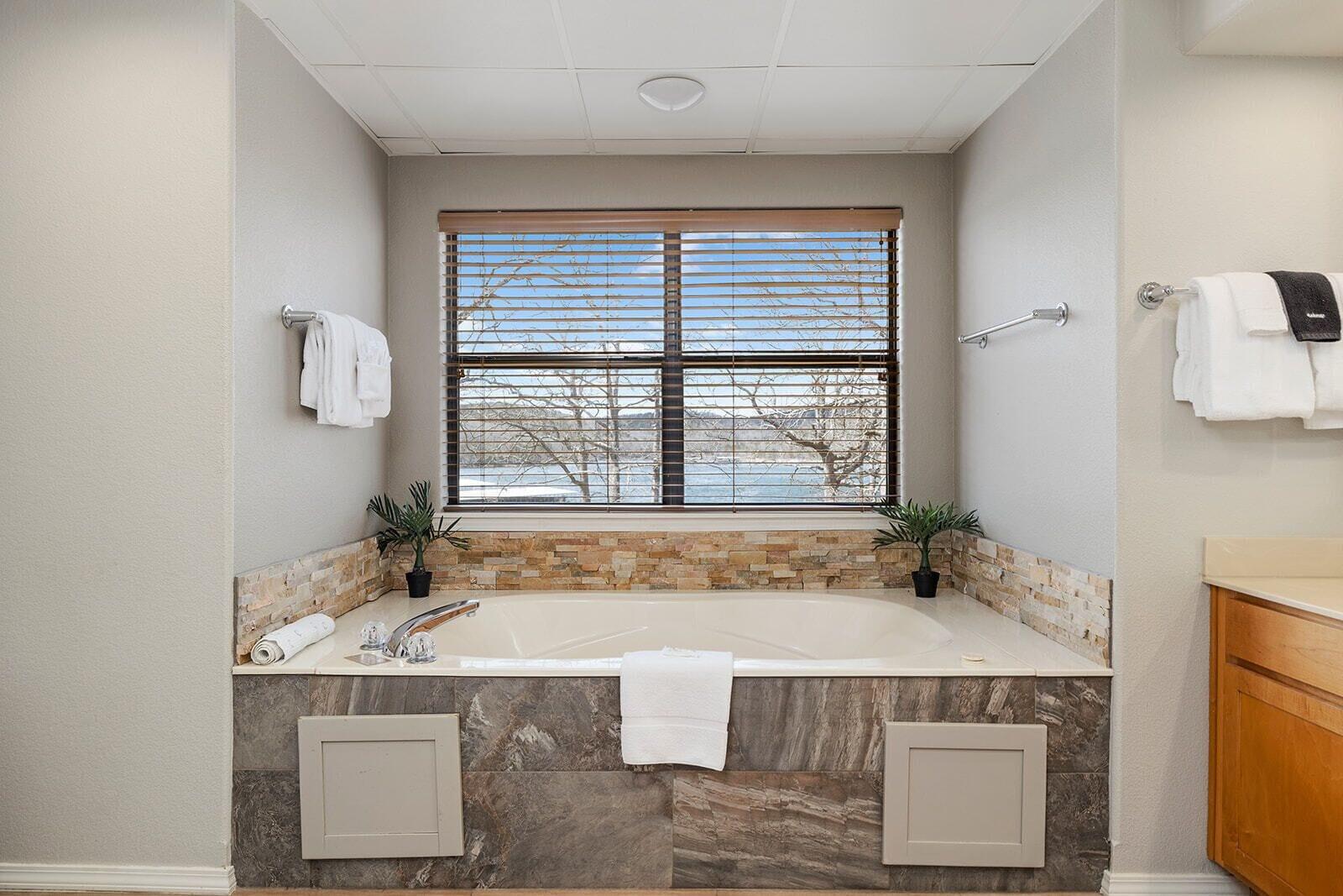 1 Bedroom, Lake Front, Hot Tub، Still Waters Resort 3/6