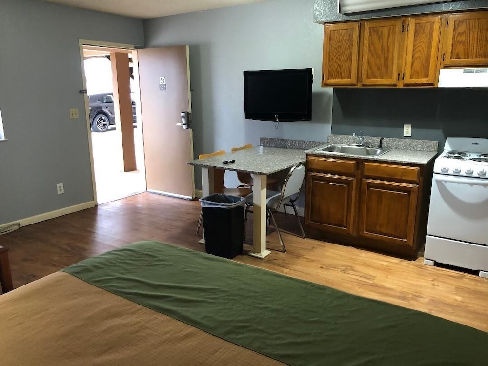 Americas Best Value Inn & Suites Yukon Oklahoma City 17/32